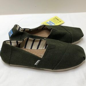 NWT Toms size 8 olive green flats